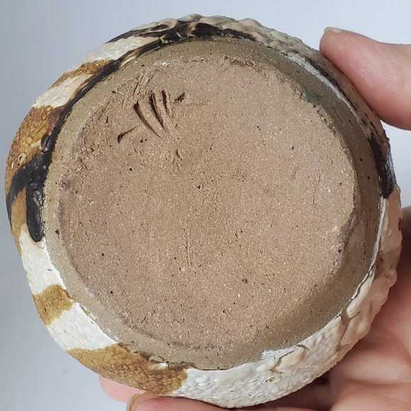 Signed Studio Pottery Vase Great Texture - Picture 10 of 10